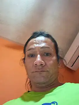 Snapshot of miicheele32 chatting on November 28, 2:23 am miicheele32 online show from November 28, 2:23 am