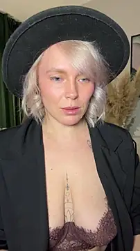 Charming Daphny online show from April 15, 11:05 am