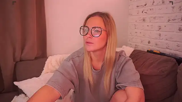 Snapshot of Charming_Daphny chatting on March 18, 3:55 pm Charming Daphny online show from March 18, 3:55 pm