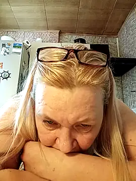 Snapshot of HelenaGlossX chatting on February 14, 11:42 am HelenaGlossX online show from February 14, 11:42 am