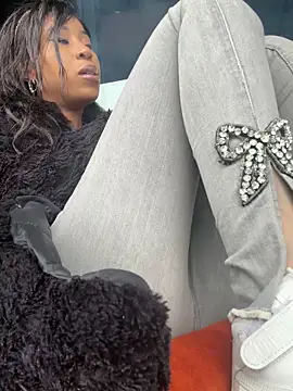 Snapshot of Dime-__ chatting on December 3, 1:32 pm Dime- online show from December 3, 1:32 pm