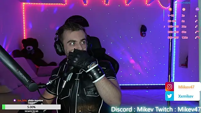 Snapshot of Mikev chatting on November 13, 7:07 pm Mikev online show from November 13, 7:07 pm