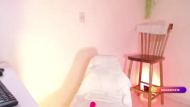 MiaKnox online show from March 7, 9:07 am