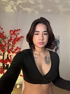 Snapshot of VictoriaHiill chatting on April 21, 6:14 pm VictoriaHiill online show from April 21, 6:14 pm