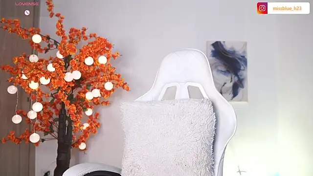 VictoriaHiill online show from November 19, 7:36 pm