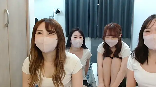 Snapshot of Samourai-Girls1 chatting on March 19, 1:29 pm Samourai-Girls1 online show from March 19, 1:29 pm