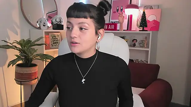 nahiapaws online show from January 8, 5:52 pm