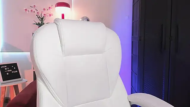 nahiapaws online show from April 8, 9:49 pm