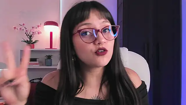 nahiapaws online show from April 4, 8:37 pm