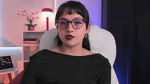 nahiapaws online show from April 10, 6:26 pm