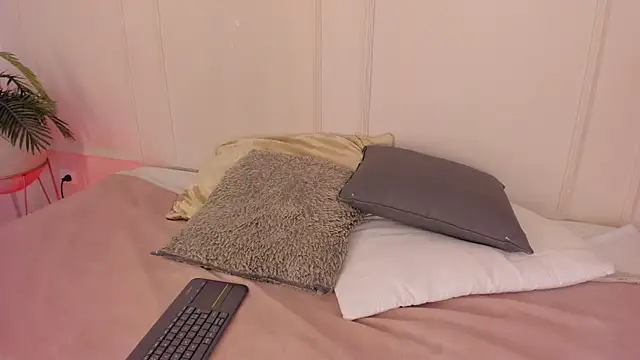 Mariapettit online show from March 31, 1:02 pm