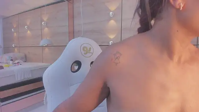 martina touss online show from December 15, 12:33 pm