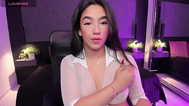 Snapshot of SaraaMills chatting on June 18, 3:49 am SaraaMills online show from June 18, 3:49 am