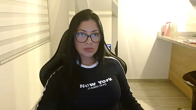 Snapshot of Charlotte_cute18 chatting on December 13, 11:33 pm Charlotte cute18 online show from December 13, 11:33 pm