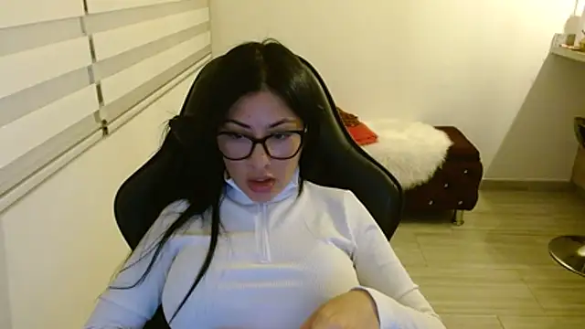 Snapshot of Charlotte_cute18 chatting on May 5, 2:25 am Charlotte cute18 online show from May 5, 2:25 am