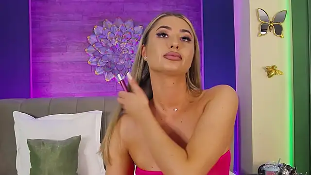 LoraDevine online show from April 3, 6:58 pm