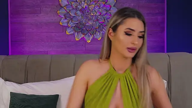 LoraDevine online show from January 9, 8:05 pm