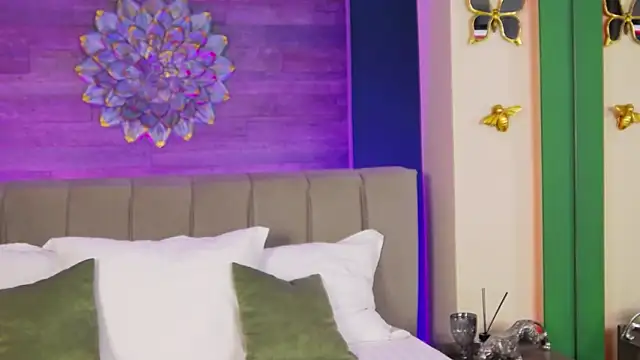 LoraDevine online show from November 5, 8:34 pm