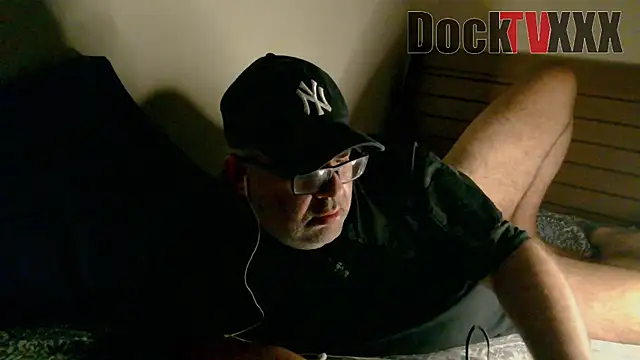 Snapshot of DockTVXXX chatting on November 15, 4:27 am DockTVXXX online show from November 15, 4:27 am