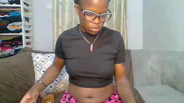 Snapshot of Petite_254 chatting on May 29, 10:16 pm Petite 254 online show from May 29, 10:16 pm