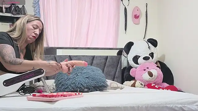 Snapshot of Hotsamantamature chatting on October 22, 9:57 pm Hotsamantamature online show from October 22, 9:57 pm