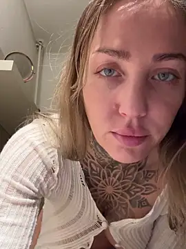 Snapshot of ElenaHaze chatting on February 20, 8:17 am ElenaHaze online show from February 20, 8:17 am