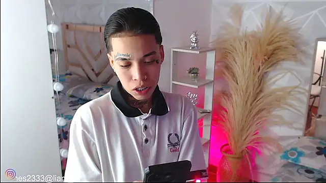 Jonesliam23 online show from November 6, 7:40 pm