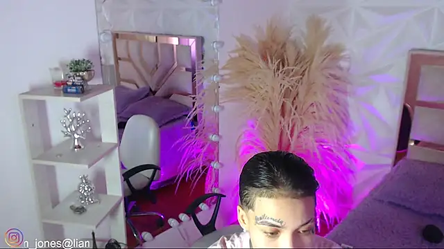 Jonesliam23 online show from February 4, 6:58 pm