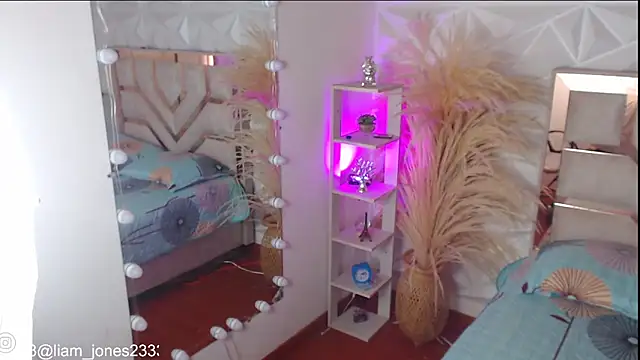 Jonesliam23 online show from October 31, 7:43 pm