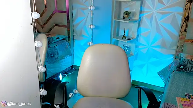 Snapshot of Jonesliam23 chatting on June 7, 7:52 pm Jonesliam23 online show from June 7, 7:52 pm