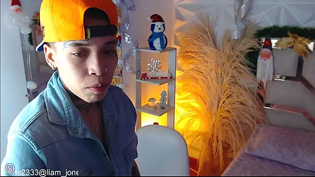 Jonesliam23 online show from December 4, 7:24 pm