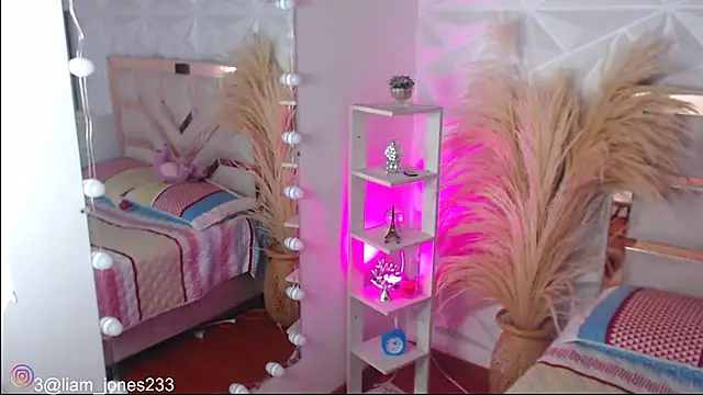 Jonesliam23 online show from November 18, 7:39 pm