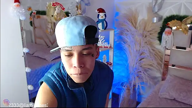 Jonesliam23 online show from December 3, 7:24 pm