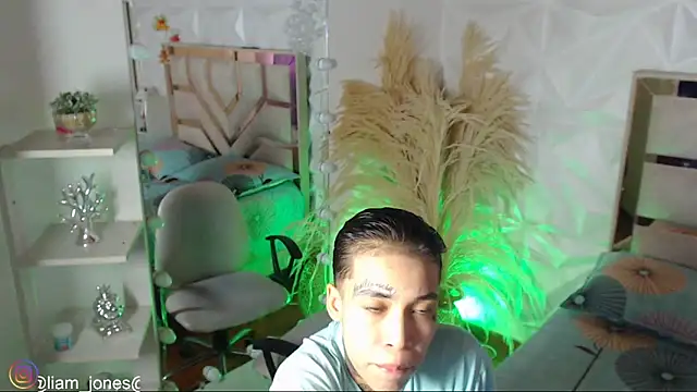 Jonesliam23 online show from January 5, 7:39 pm