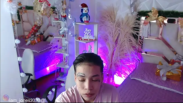 Jonesliam23 online show from December 19, 7:38 pm