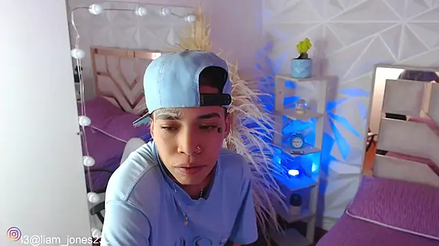 Jonesliam23 online show from September 18, 7:17 pm