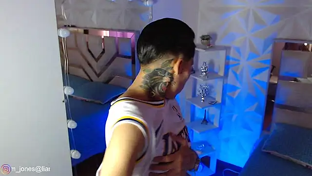 Jonesliam23 online show from April 5, 7:20 pm