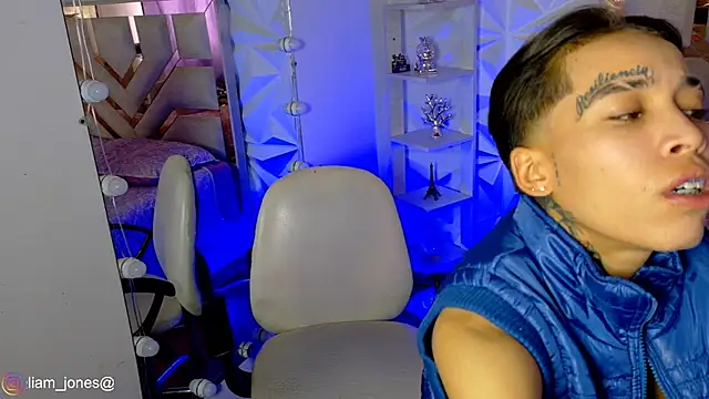 Snapshot of Jonesliam23 chatting on May 21, 7:55 pm Jonesliam23 online show from May 21, 7:55 pm