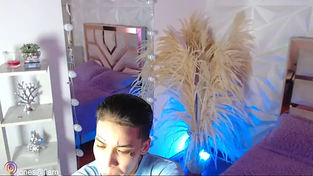 Jonesliam23 online show from February 2, 7:13 pm