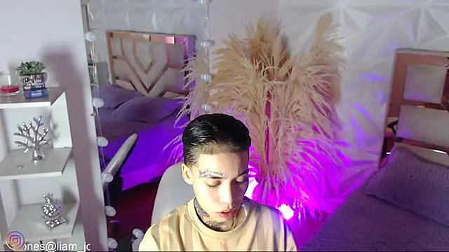 Jonesliam23 online show from February 1, 7:01 pm