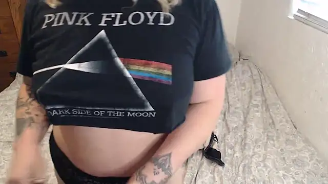 Snapshot of anja_peach chatting on April 22, 4:25 pm anja peach online show from April 22, 4:25 pm