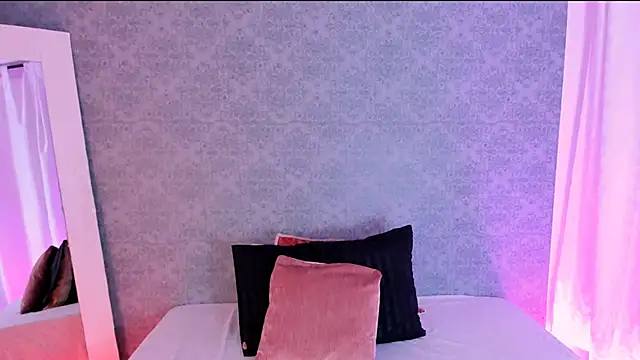 Snapshot of CatrinaRossi chatting on February 7, 10:19 pm CatrinaRossi online show from February 7, 10:19 pm