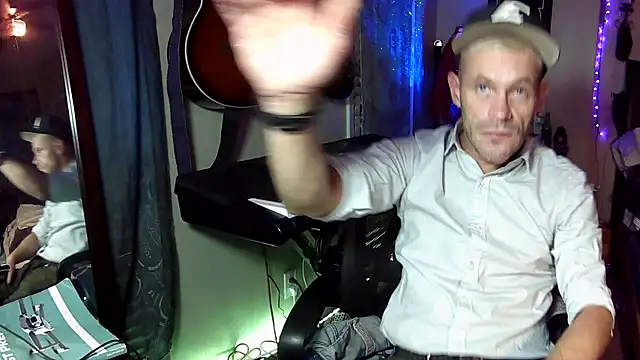 Snapshot of FrankieKentucky chatting on November 21, 12:26 pm FrankieKentucky online show from November 21, 12:26 pm