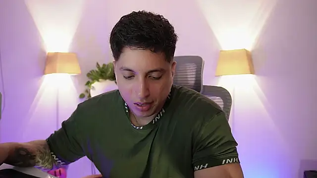 Snapshot of appolo_allen chatting on May 7, 11:52 pm appolo allen online show from May 7, 11:52 pm