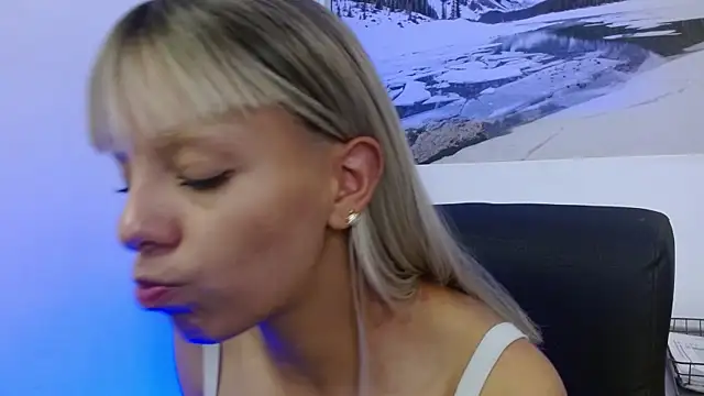 Snapshot of peyton_golden1 chatting on December 15, 3:23 am peyton golden1 online show from December 15, 3:23 am