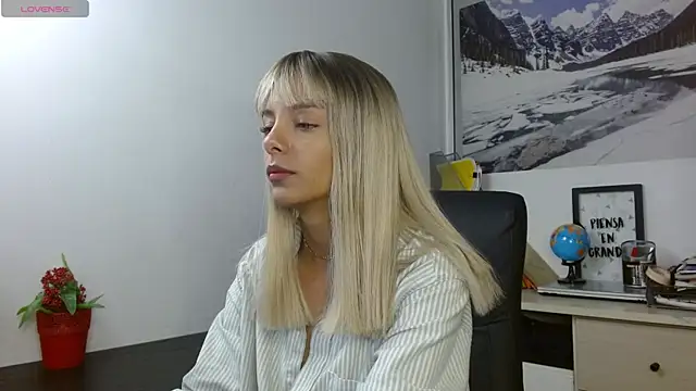 Snapshot of peyton_golden1 chatting on November 4, 3:21 am peyton golden1 online show from November 4, 3:21 am