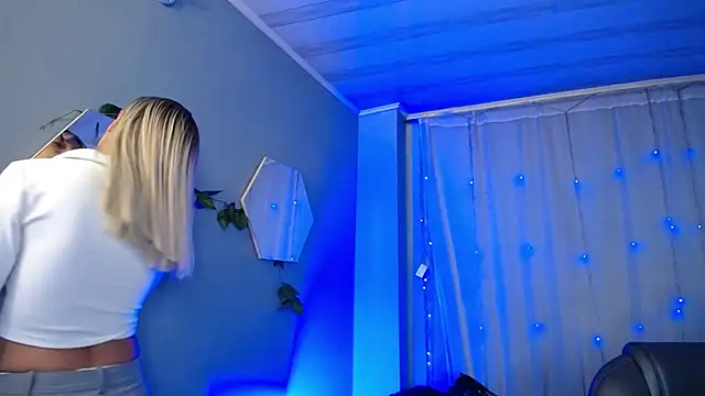 Snapshot of peyton_golden1 chatting on November 15, 3:32 am peyton golden1 online show from November 15, 3:32 am