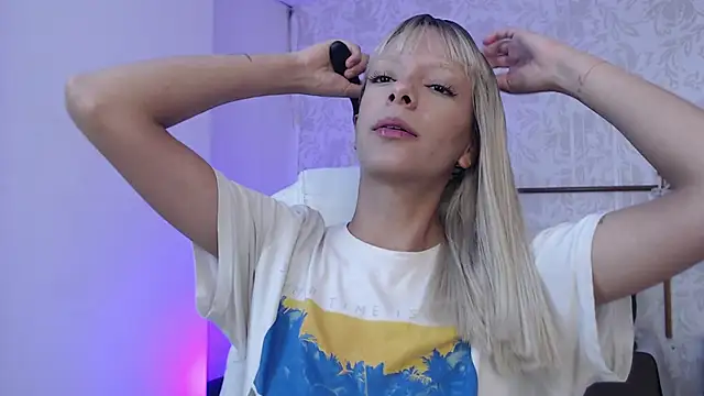 Snapshot of peyton_golden1 chatting on December 5, 3:49 am peyton golden1 online show from December 5, 3:49 am