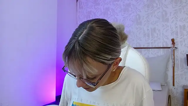 Snapshot of peyton_golden1 chatting on November 30, 3:40 am peyton golden1 online show from November 30, 3:40 am