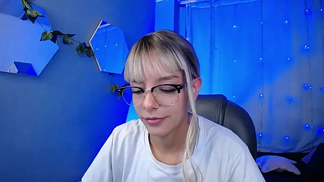 Snapshot of peyton_golden1 chatting on November 12, 3:32 am peyton golden1 online show from November 12, 3:32 am